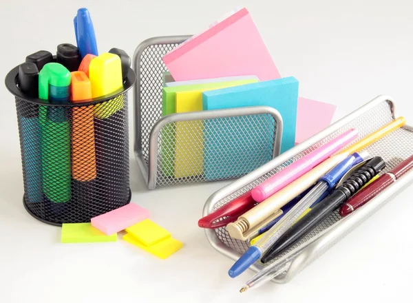 Canetas, lápis, marcadores e papéis no escritório — Fotografia de Stock