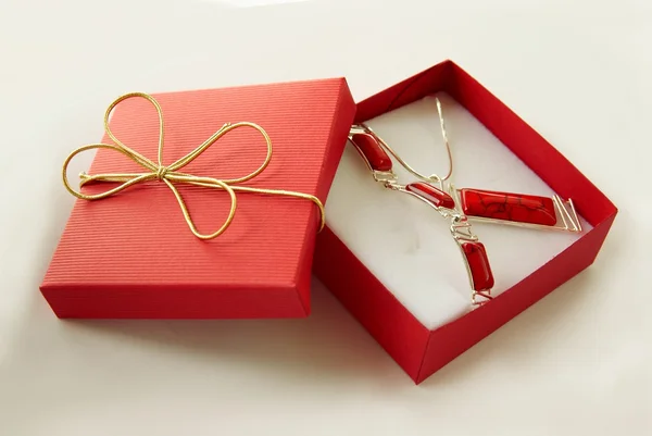 Silberne und rote Halskette als liebes Geschenk — Stockfoto