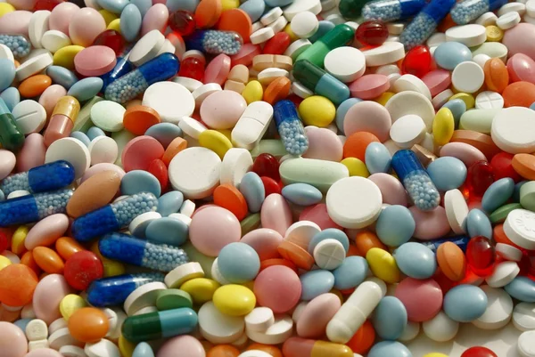 Vícebarevná tabletky a kapsle pro zdraví — Stock fotografie