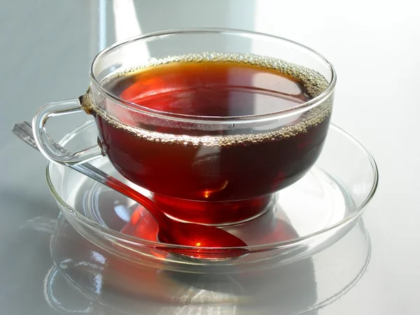 Glas mit starkem heißen Tee — Stockfoto