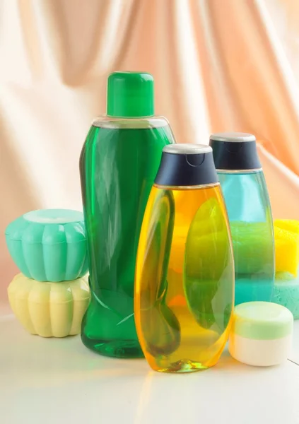Vloeibare cosmetica en room in badkamer — Stockfoto