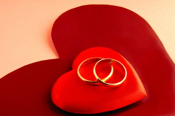 Золотые свадебные кольца и горячая любовь — стоковое фото