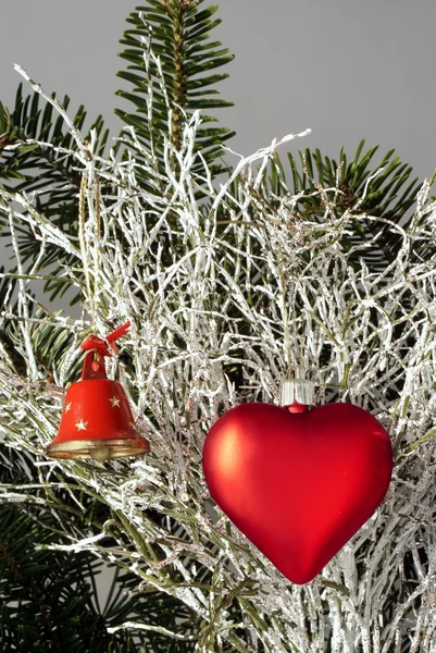 Ornamenti dell'albero di Natale su ramoscello di abete rosso innevato — Foto Stock
