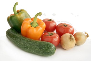 groene courgette, paprica, tomaten en uienyeşil kabak, paprica, domates ve soğan