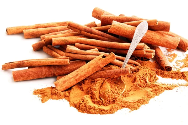 Cinnamon sticks and powder as spice for baking — 图库照片