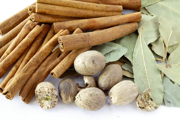 Nutmegs, liści laurowych i cynamon jako przyprawy — Zdjęcie stockowe