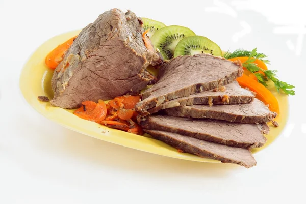 Кусочки говяжьего мяса с овощным салатом — стоковое фото