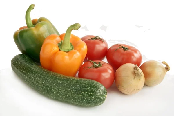 Dovlecei verzi, paprica, roșii și ceapă — Fotografie, imagine de stoc