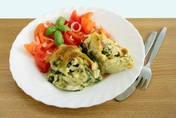 Makkaroni mit Spinat, Zimtsauce au gratin und Tomatensalat — Stockfoto