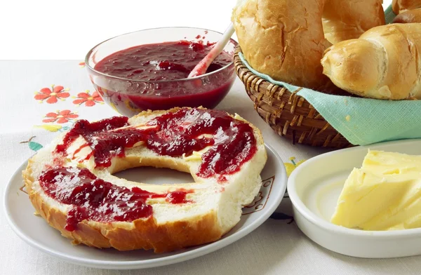 Söt croissanter med smör och marmelad till frukost — Stockfoto