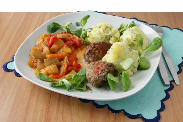 Rundvlees vlees collops met aardappel purre en salade — Stockfoto