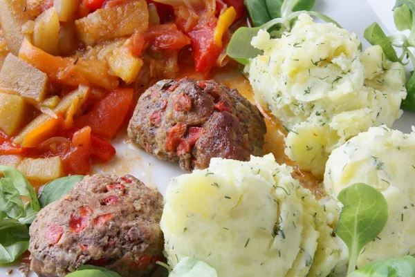 Carne de res se mezcla con verduras para la cena —  Fotos de Stock