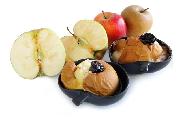 Pieczone jabłka z konfiturą wiśniową — Zdjęcie stockowe