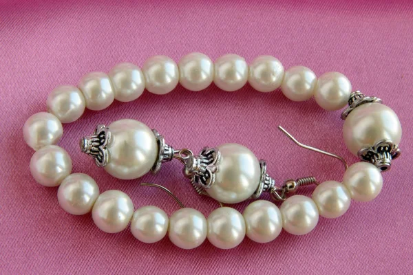 White pearls as bracelet and ear-rins — Stock Photo, Image