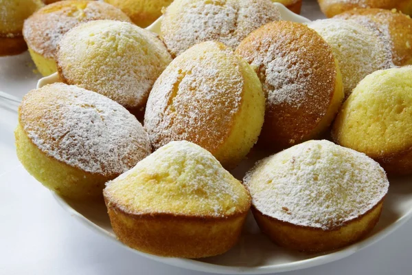 Μόλις ψημένο ακόμα ζεστό cupcakes με ζάχαρη σε σκόνη — Φωτογραφία Αρχείου