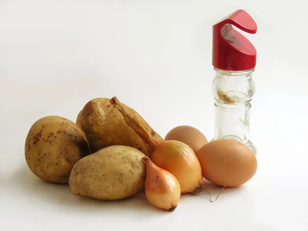 Ziemniaki, cebula, jaja, pieprz przygotowanie naleśniki — Zdjęcie stockowe