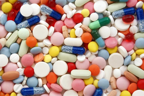 Onglets et capsules multicolores pour la guérison et la santé — Photo