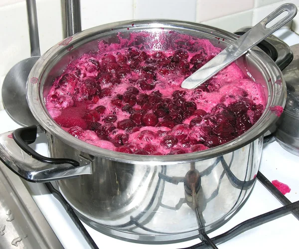 Cozinhar cerejas frutas e açúcar para geléia preservar — Fotografia de Stock