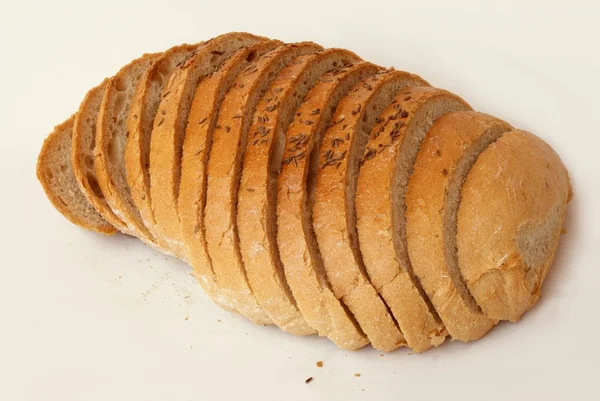 Нарезанный буханка белого хлеба — стоковое фото