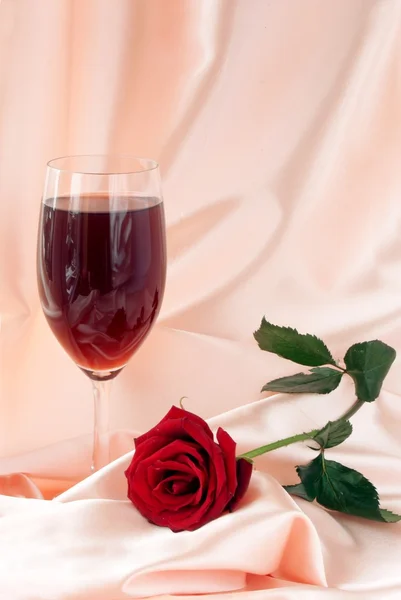 Kırmızı şarap ve gül — Stok fotoğraf
