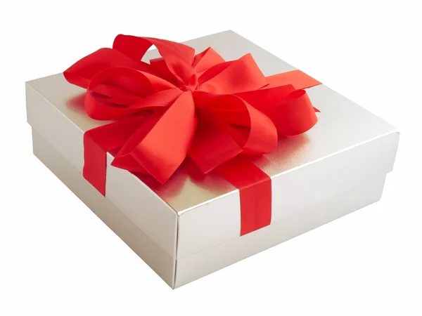Подарунок у срібній коробці та червоній стрічці — стокове фото