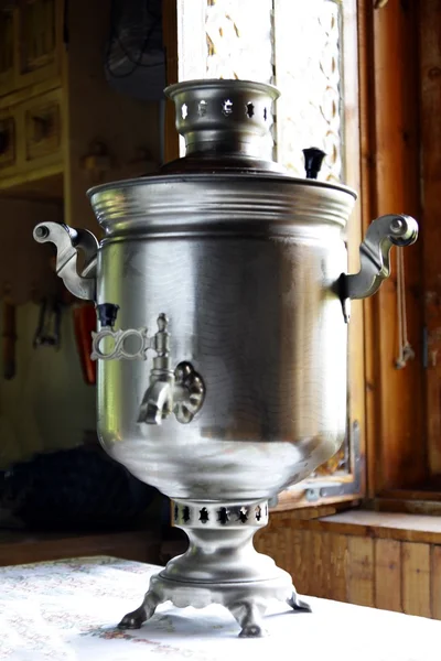 俄罗斯餐具茶炊为热媒水的 — 图库照片