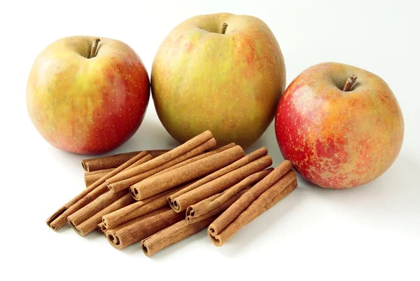 肉桂棒作为苹果的调味料 — 图库照片