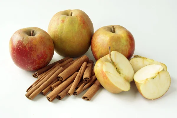 Renet jablka a skořice sa pikantní koření — Stock fotografie