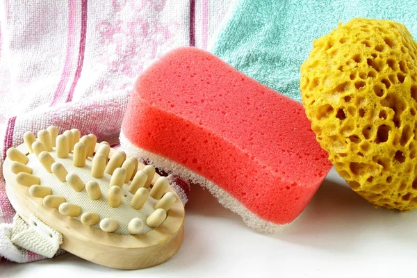 Gants et serviettes multicolores dans la salle de bain — Photo