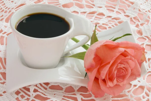 Czarna kawa i rose różowy — Zdjęcie stockowe