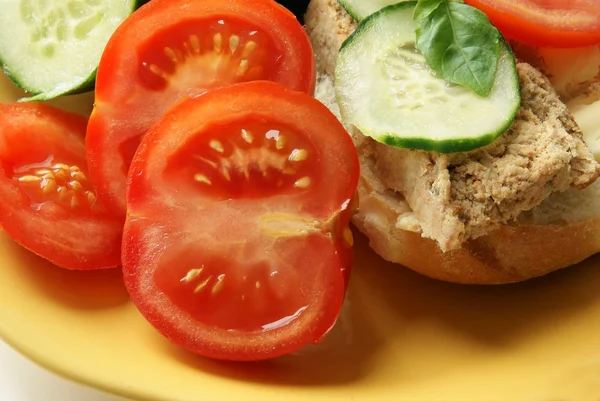 トマト、キュウリ、meatpea、朝食用ロール — ストック写真