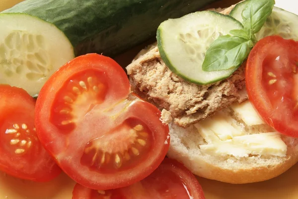 Tomat, gurka, kött ärter och snacks — Stockfoto