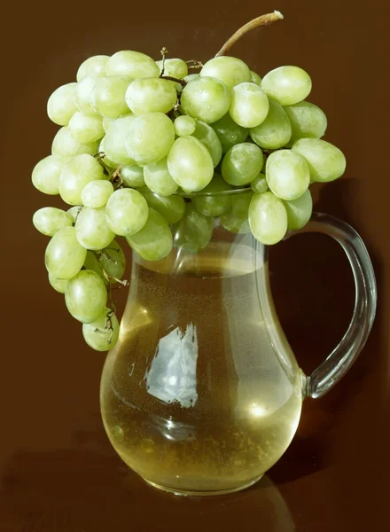 Vin léger en pitrzer et bouquet de raisins — Photo
