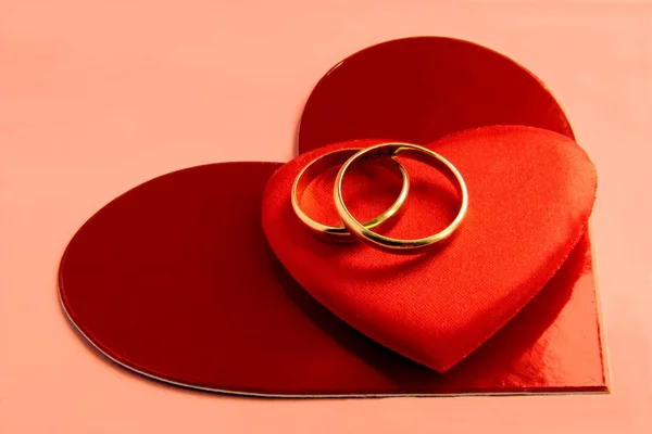 Anillos de oro de boda y corazón como símbolo de amor y matrimonio —  Fotos de Stock