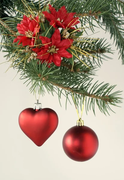Árbol de Navidad y adornos rojos —  Fotos de Stock
