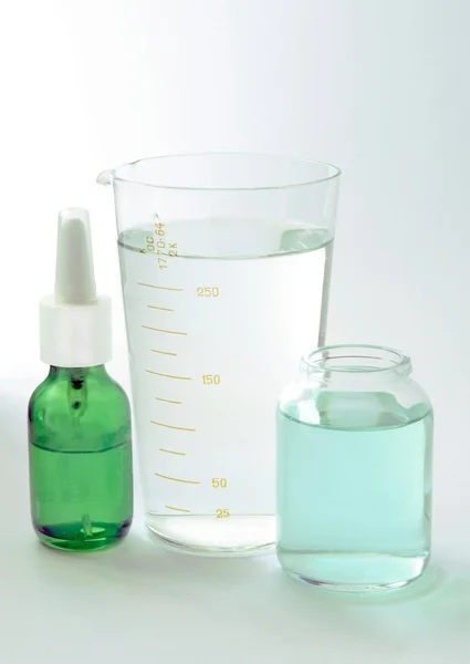 Dropper, cosméticos à base de plantas e água em vidro — Fotografia de Stock