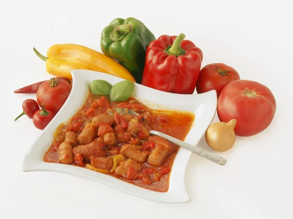 Pimienta cocida, tomates y cebolla con salchicha como comida — Foto de Stock
