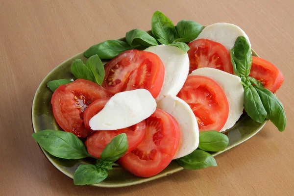 Tomates, queijo mussarela e manjericão em salada italiana caprese — Fotografia de Stock