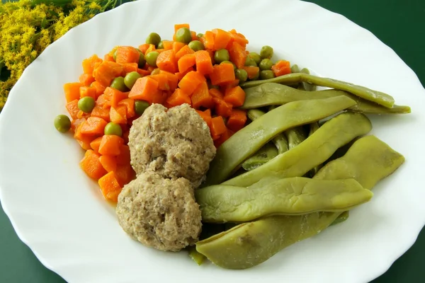 Plato de cena con embutidos de carne y verduras — Foto de Stock