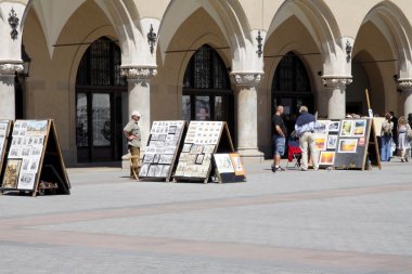 sokak Galeri ve cloth hall krakow bina yakınındaki turistik Dükkanı