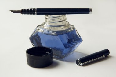 bir şişe mürekkep ve fountainpen