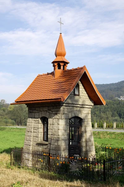 Kleine steinerne Kapelle im polnischen Dorf — Stockfoto