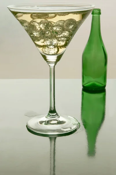 Liv fortfarande med champagne och en flaska — Stockfoto