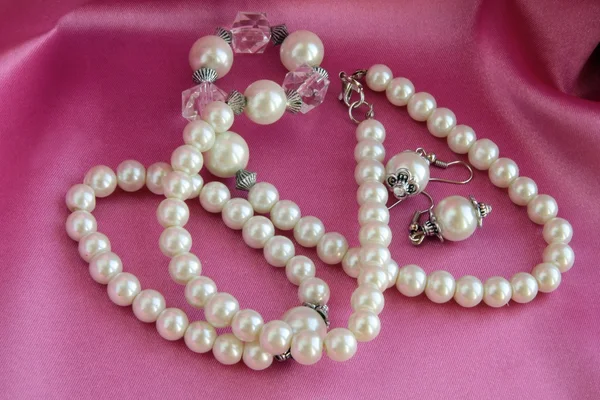 Perlenkette und Ohrringe für elegante Dame — Stockfoto