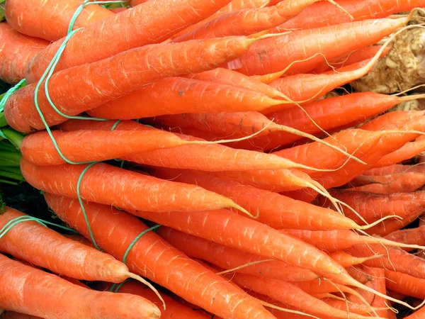 Raíces anaranjadas de zanahoria —  Fotos de Stock