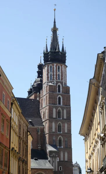 Torres da Igreja de Maria em Cracóvia — Fotografia de Stock