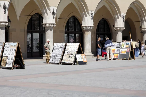 Galería de la calle y tienda para los turistas cerca del edificio Cloth Hall en Cracovia —  Fotos de Stock