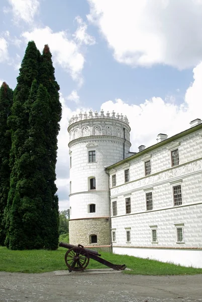 Krasiczyn castle and ancient gun — Stock Photo, Image