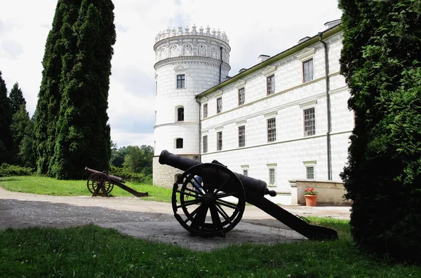 Old lordly castle in Krasiczyn and gun on courtyard — Stock Photo, Image