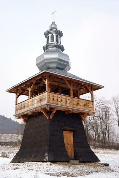Ozdobny drewniana dzwonnica Kościoła ortodox w Brześciu w pobliżu krynica — Zdjęcie stockowe